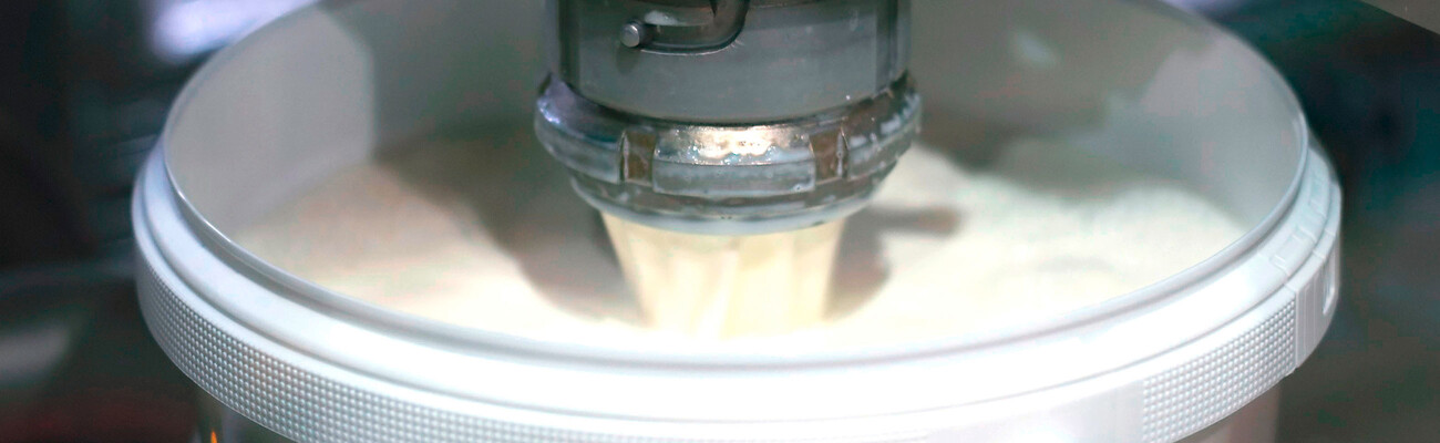 KAESER 为 Bayerische Milchindustrie eG 提供的鼓风机 - 图片展示了乳制品的灌装