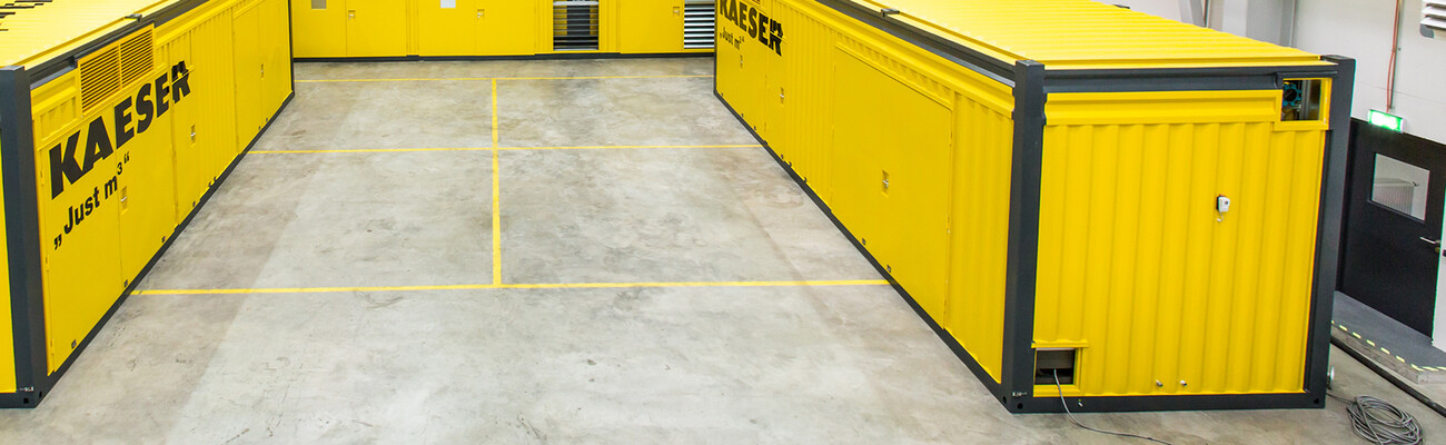 林茨 Kaeser Kompressoren 工厂的三个压缩空气箱柜工作站。