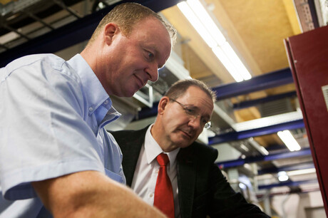 Kaeser 工程师 Hages 和 ZF Friedrichshafen 员工 Baumgarten 在开会