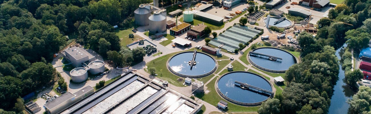 鲁纳堡污水处理厂的沉淀池。