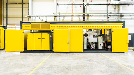 打开的压缩空气箱柜展示了 Kaeser Kompressoren 的螺杆式压缩机。