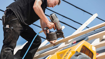 对于气动打钉，KAESER i.Comp 3 商业压缩机始终能够准确无误地提供所需的压缩空气量。