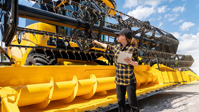 已使用空气压缩机对联合收割机进行了专业清洁，并为了冬季储藏进行了检查。