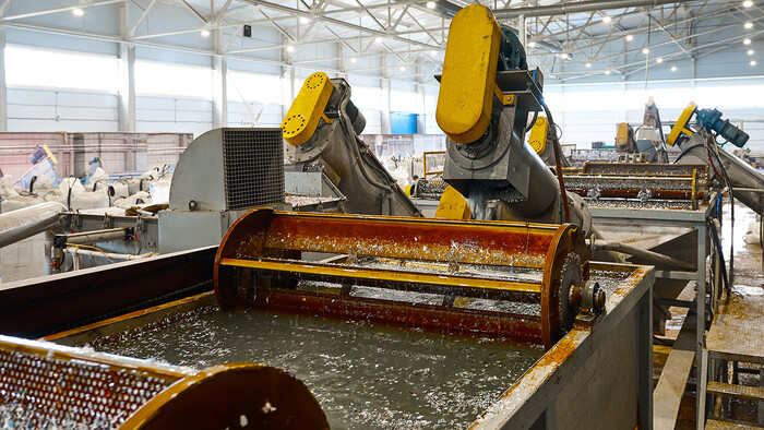 压缩机排出的空气对水进行加热，以提供用于零件清洗的热水。