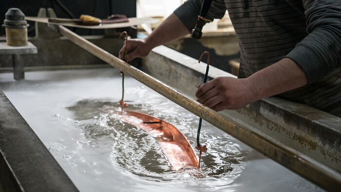 用压缩空气压缩机产生的热水进行电镀。